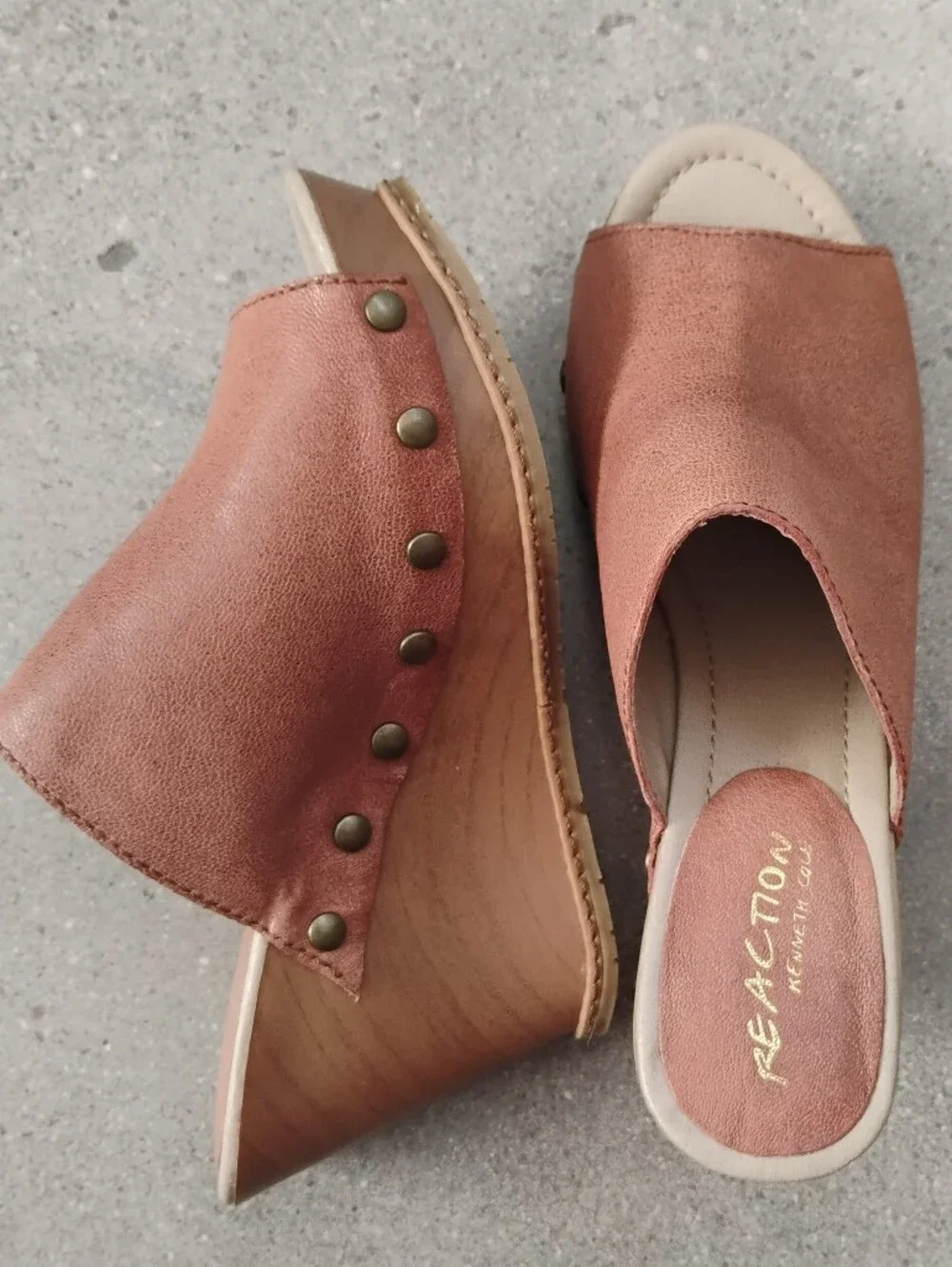 Reaction Kenneth Cole Swell Mauve Brown Open Toe Studded Wedge Slides